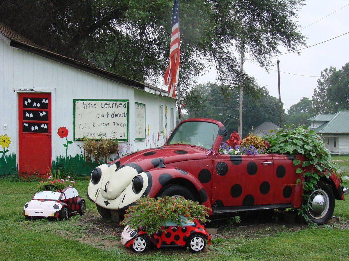 PamRubitsky's tweet photo. #beaglebug #gardening #Volkswagen https://t.co/IFUz384Ise