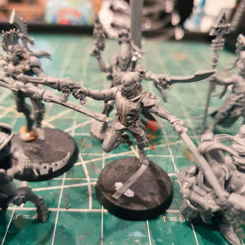 deepspawn's tweet photo. #hobbystreak day 52&amp;53: I finished assembling an Eldar Corsair killteam, including a couple of quick kitbashes of Drukari from my bits box https://t.co/HavRTMGQvu