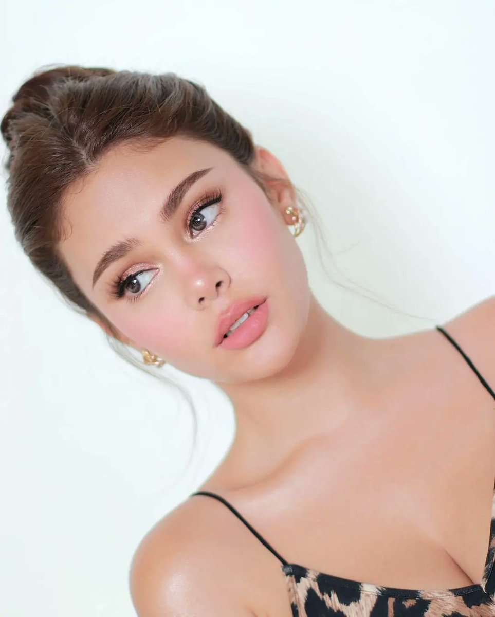ivaniansOFC's tweet photo. Another living barbie Ms. @IvanaAlawi 💙she definitely looks pretty in every angle✨Hair by @hairsetbydoms  #paulunatingmakeup #ivanaalawi #celebrityclient #hairsetbydoms #beloball #Eventfortoday #ivana #makeuplook #makeupartistph #oneofakind #beautifulclient 
📸 @onlypaulunating https://t.co/44UzyDMFdZ