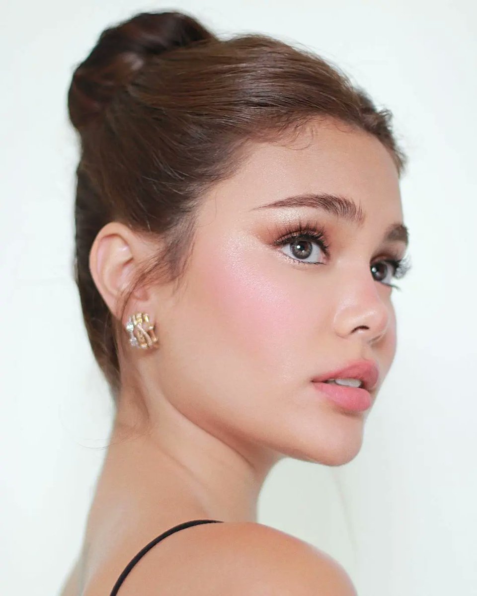 ivaniansOFC's tweet photo. Another living barbie Ms. @IvanaAlawi 💙she definitely looks pretty in every angle✨Hair by @hairsetbydoms  #paulunatingmakeup #ivanaalawi #celebrityclient #hairsetbydoms #beloball #Eventfortoday #ivana #makeuplook #makeupartistph #oneofakind #beautifulclient 
📸 @onlypaulunating https://t.co/44UzyDMFdZ