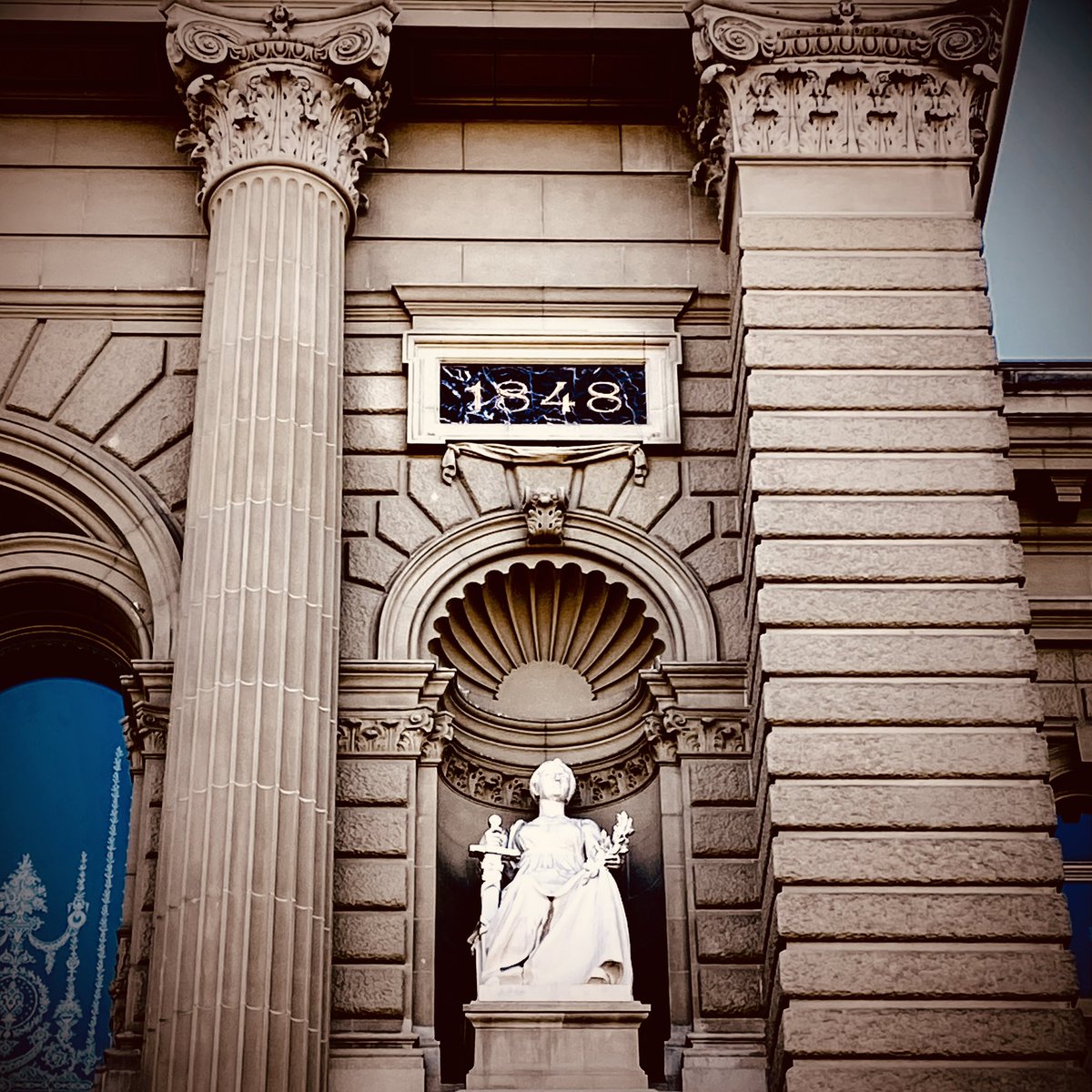 12. September 1848 – Geburtsstunde der modernen Schweiz. Vor 174 Jahren trat unsere #Bundesverfassung in Kraft, mit National- und Ständerat, die heute zu ihrer Herbstsession zusammentreten. Die demokratischen Institutionen und Werte von damals haben bis heute Bestand.