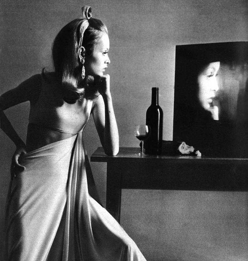 sim_barr's tweet photo. #Twiggy and the #television - #Photography from #BertStern for a 1967 issue of #VogueMagazine
#portraitphotography #fashionphotography #60smodel #model #fashionmodel #the60s #60sfashion #tv #thesixties #sixtiesfashion #fashionworld #photographer #fashionmagazine #fotografia https://t.co/RLtjvyyPQl