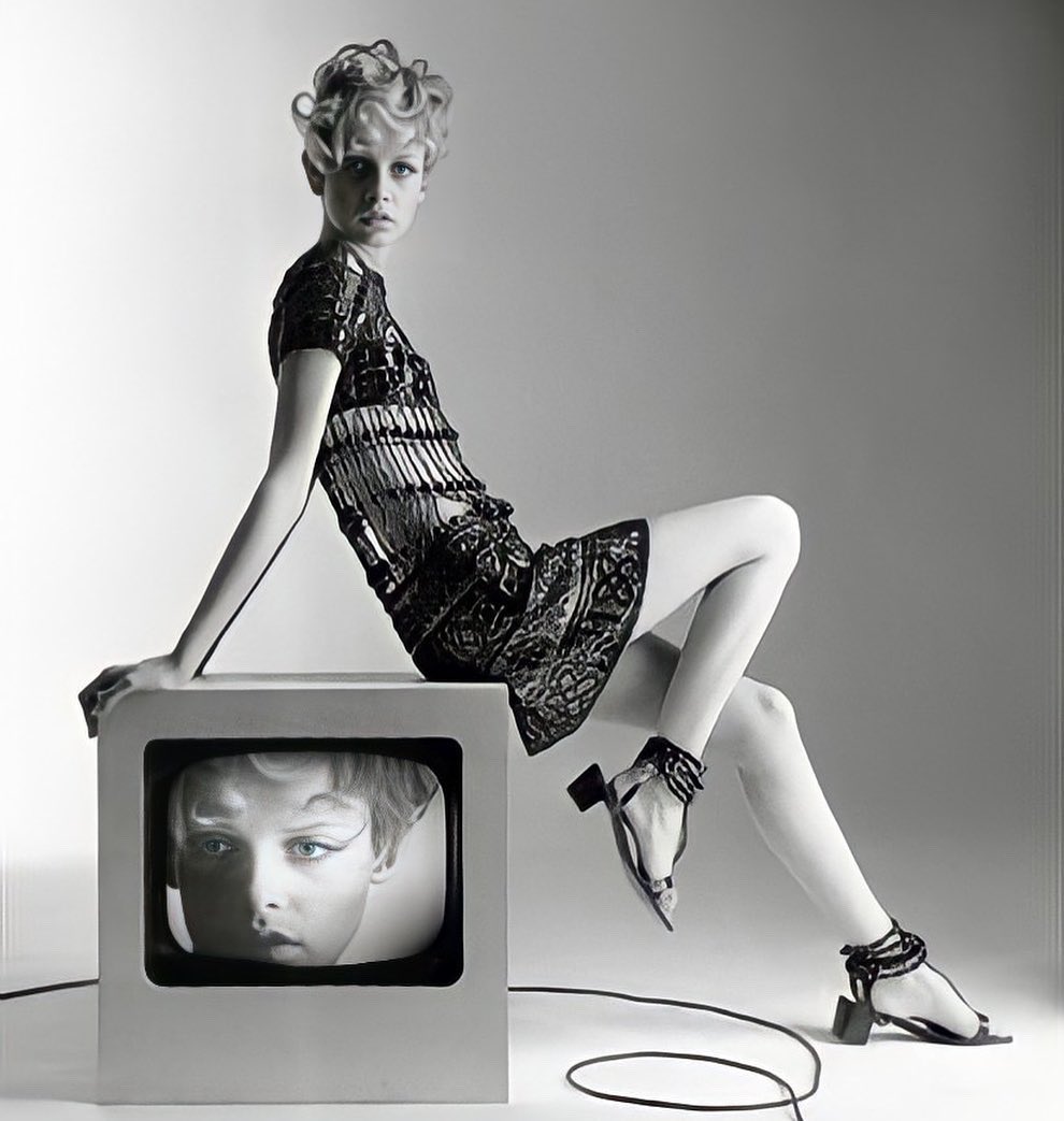 sim_barr's tweet photo. #Twiggy and the #television - #Photography from #BertStern for a 1967 issue of #VogueMagazine
#portraitphotography #fashionphotography #60smodel #model #fashionmodel #the60s #60sfashion #tv #thesixties #sixtiesfashion #fashionworld #photographer #fashionmagazine #fotografia https://t.co/RLtjvyyPQl