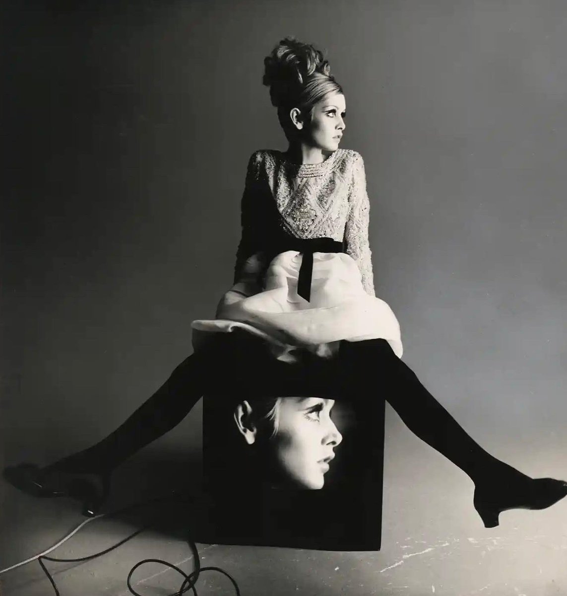 sim_barr's tweet photo. #Twiggy and the #television - #Photography from #BertStern for a 1967 issue of #VogueMagazine
#portraitphotography #fashionphotography #60smodel #model #fashionmodel #the60s #60sfashion #tv #thesixties #sixtiesfashion #fashionworld #photographer #fashionmagazine #fotografia https://t.co/RLtjvyyPQl