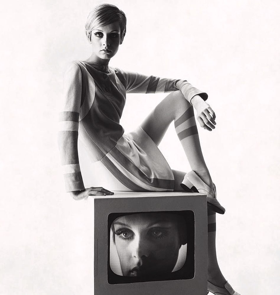 sim_barr's tweet photo. #Twiggy and the #television - #Photography from #BertStern for a 1967 issue of #VogueMagazine
#portraitphotography #fashionphotography #60smodel #model #fashionmodel #the60s #60sfashion #tv #thesixties #sixtiesfashion #fashionworld #photographer #fashionmagazine #fotografia https://t.co/RLtjvyyPQl