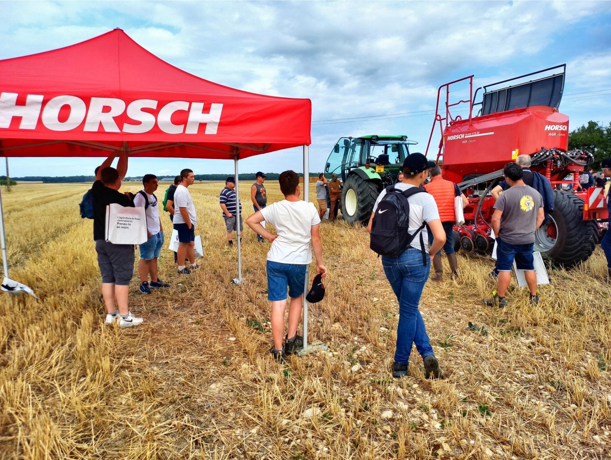 Raph_3055's tweet photo. Le 01/09, notre négoce CGL situé à Pouant (86), a réalisé une journée centrée sur l'agriculture de précision. Les agriculteurs ont pu découvrir les OAD Xarvio et Précifield mais également les concessions du secteur. 
#precifield #xarviofieldmanager #agriculturedeprecision https://t.co/YoFHo2uJT9