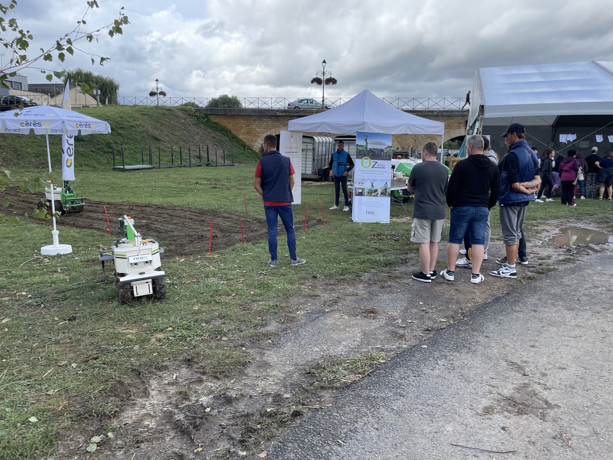 🌧C'est sous un ciel capricieux que les robots #OZ et #DINO <a href="/naiotech/">Naïo Technologies</a> ont fait leurs présentations et démonstrations aux nombreux visiteurs de la foire de Sedan (08) !
👉Contacts @coopceresia :
gauthier.lamiche@ceresia.fr
theo.bouillard@ceresia.fr
#robotique #agtech  #agriculture