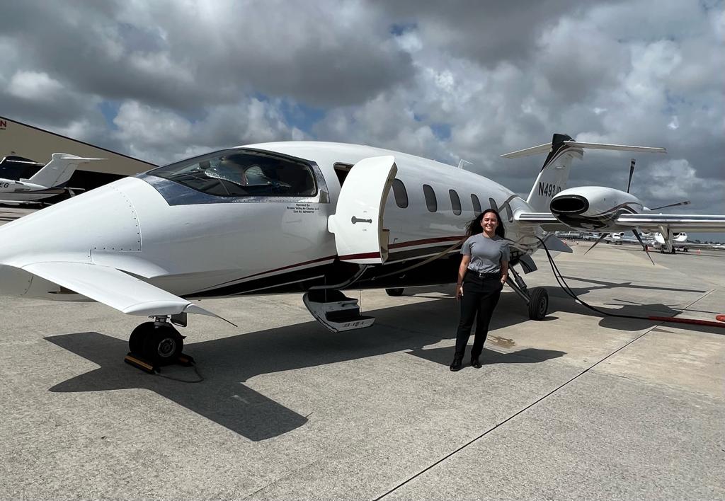 ACS_France's tweet photo. Jessica de ACS Miami est sur le terrain à West Palm Beach pour accueillir ses clients en route pour la Nouvelle Orleans à bord d’un Piaggio Avanti II !  https://t.co/p6Kzf5IyXo
#ACSMIA  #voyageprivé #aviation #voyagedeluxe #aviationprivée #jetprivé https://t.co/kBUAzyaluN