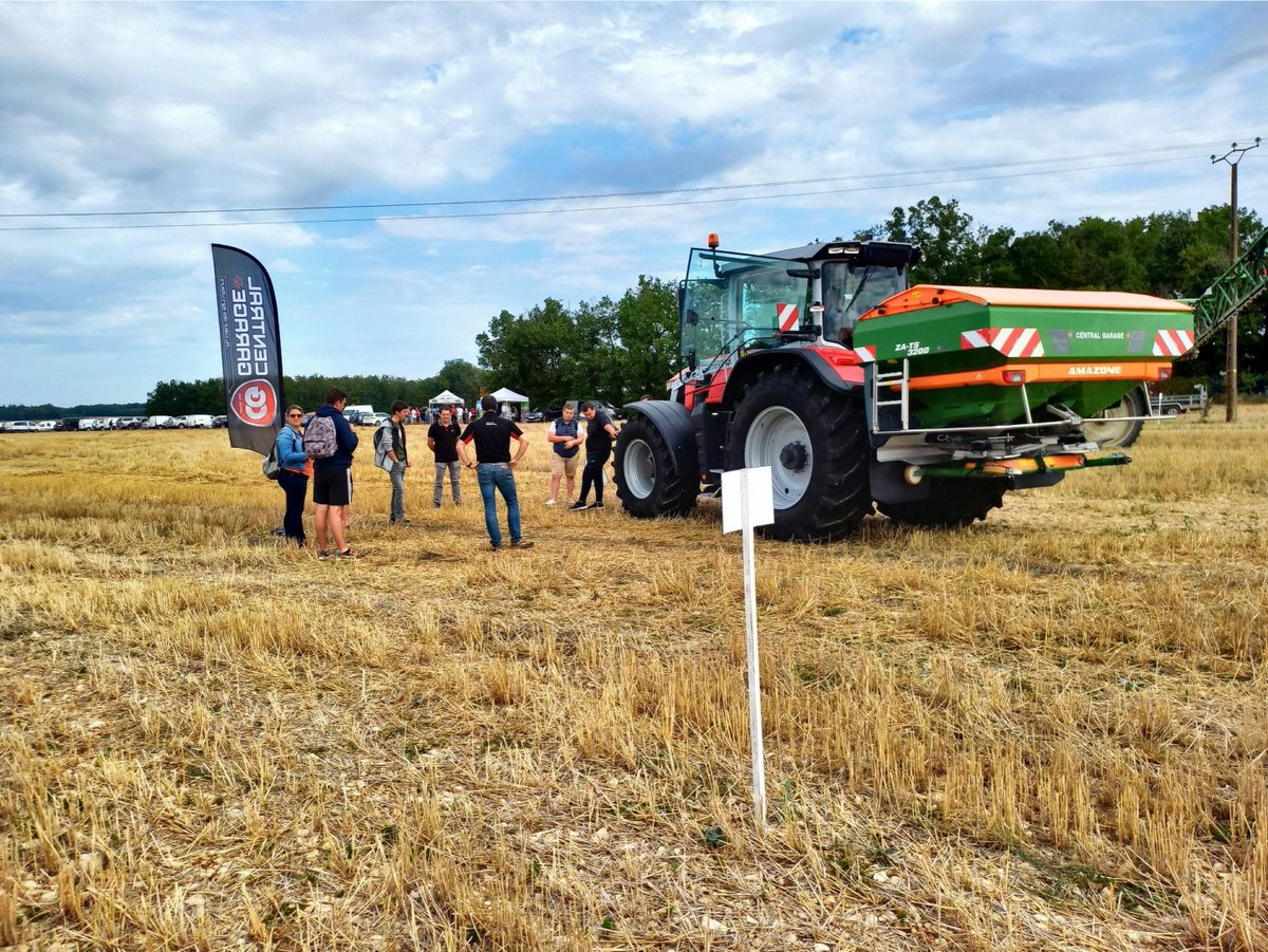 Raph_3055's tweet photo. Le 01/09, notre négoce CGL situé à Pouant (86), a réalisé une journée centrée sur l'agriculture de précision. Les agriculteurs ont pu découvrir les OAD Xarvio et Précifield mais également les concessions du secteur. 
#precifield #xarviofieldmanager #agriculturedeprecision https://t.co/YoFHo2uJT9