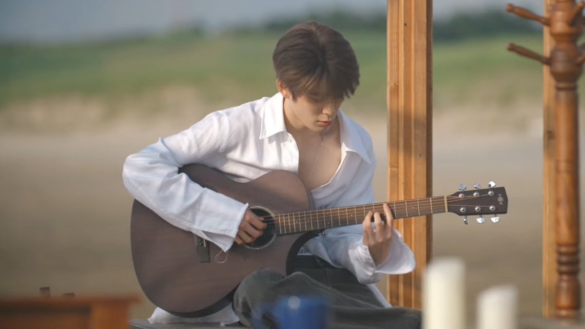 empathyoonoh's tweet photo. just Jaehyun playing guitar https://t.co/4YIQ9EjzYk