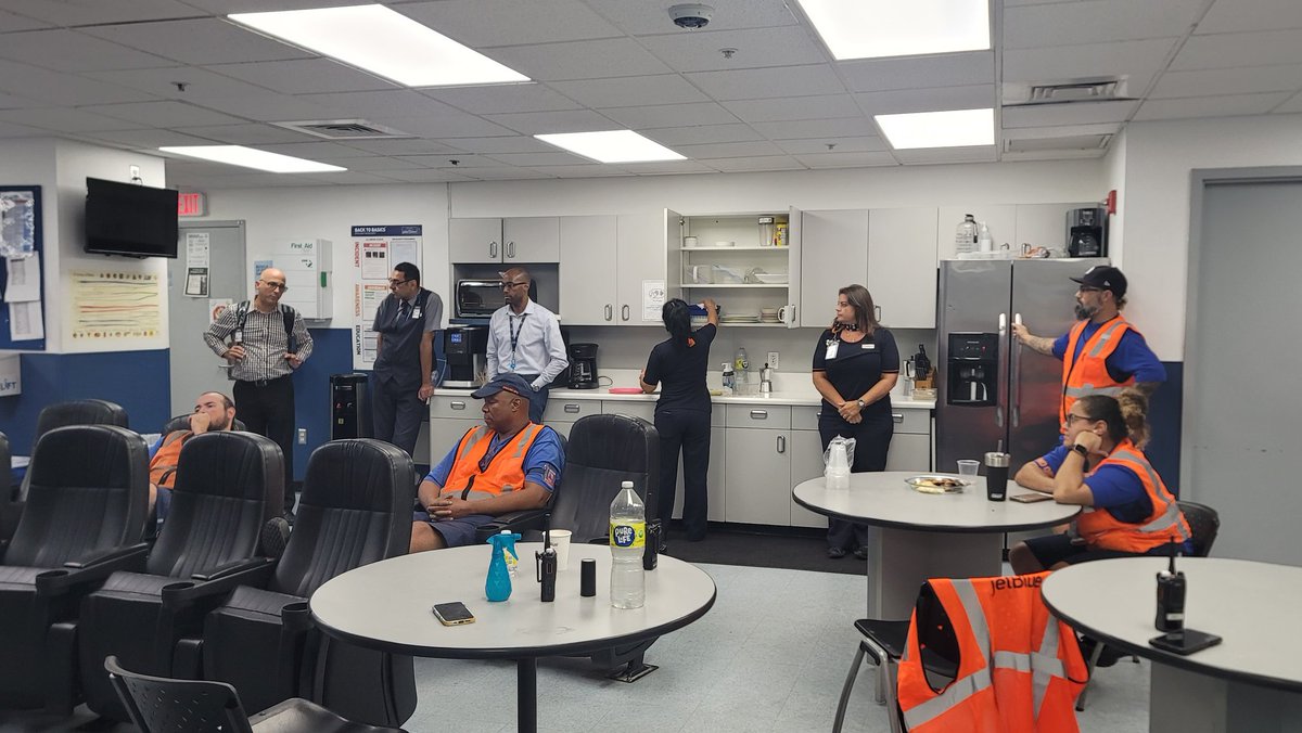 TheHubSports's tweet photo. Today is gonna be a GREAT day!! Love starting the day with cool liveries and The Super Team knocked out another 💯  My Team Rocks!! Make it AMAZING everyone!! #teamb6pbi @HelloJetBlue @JetBlue #jetbluesofly @flyPBI @YQRamos @hawk954 @Alexsto55724631 https://t.co/bfC9XZfTuJ