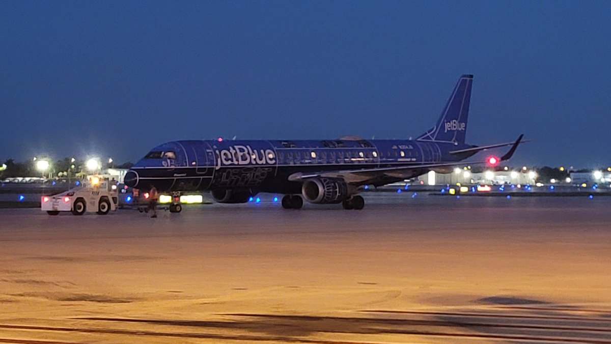TheHubSports's tweet photo. Today is gonna be a GREAT day!! Love starting the day with cool liveries and The Super Team knocked out another 💯  My Team Rocks!! Make it AMAZING everyone!! #teamb6pbi @HelloJetBlue @JetBlue #jetbluesofly @flyPBI @YQRamos @hawk954 @Alexsto55724631 https://t.co/bfC9XZfTuJ
