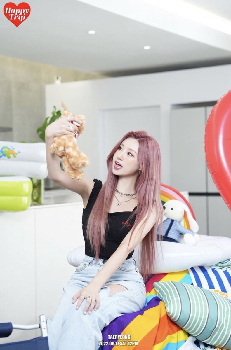 GirlgroupsBR's tweet photo. CADE OS FÃS DO LUNARSOLAR? A Taeryeong, ex membro do grupo, liberou fotos teaser para o seu debut solo, com o MV do single "Happy Trip". 🌞

O debut será no dia 17 de setembro! https://t.co/YwanHJ6cUp