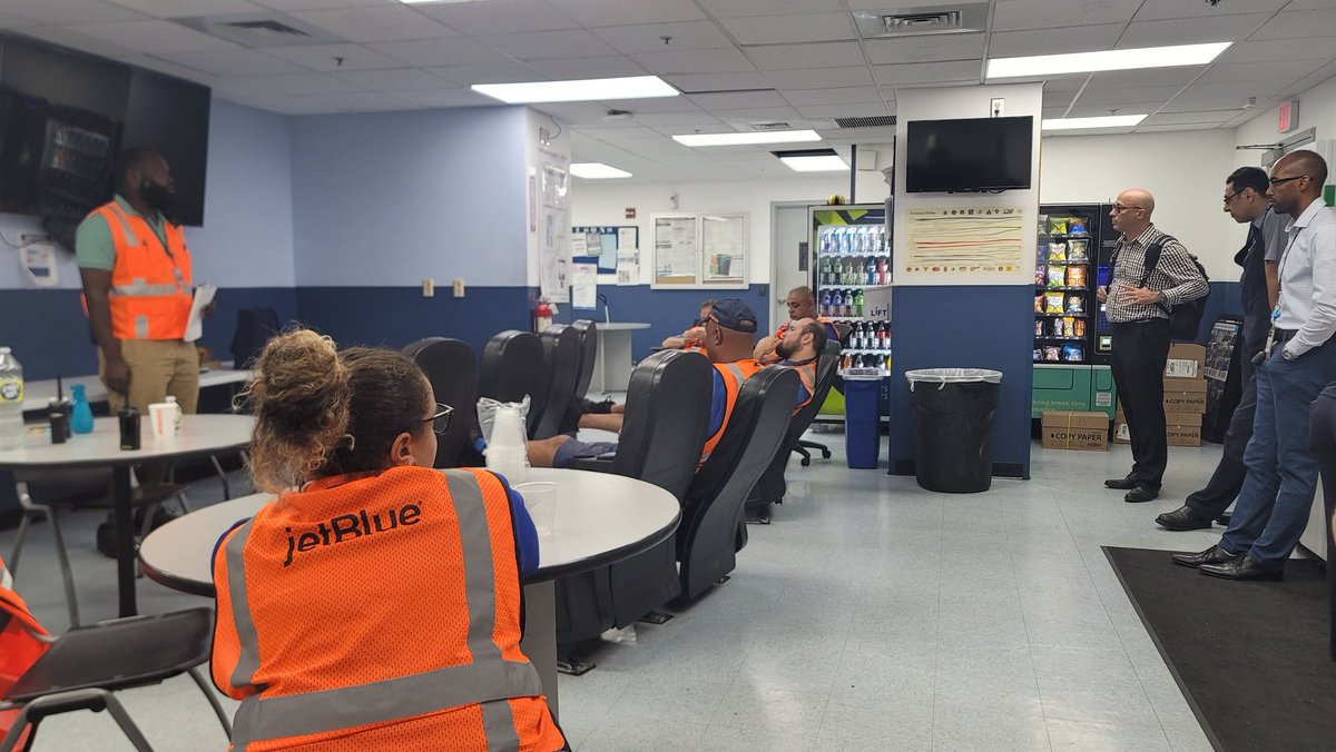 TheHubSports's tweet photo. Today is gonna be a GREAT day!! Love starting the day with cool liveries and The Super Team knocked out another 💯  My Team Rocks!! Make it AMAZING everyone!! #teamb6pbi @HelloJetBlue @JetBlue #jetbluesofly @flyPBI @YQRamos @hawk954 @Alexsto55724631 https://t.co/bfC9XZfTuJ