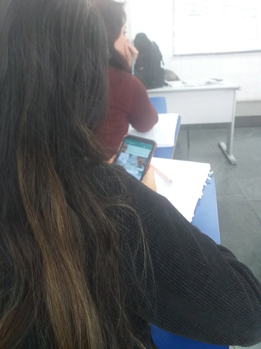 EiPeachy's tweet photo. Doa mesmos criadores de "conversando pelo Twitter no meio da aula" veio aí "ela tá sentada na minha frente mas estamos conversando no Whatsapp" 
@EiJoycekelly https://t.co/g0uxWDPskl