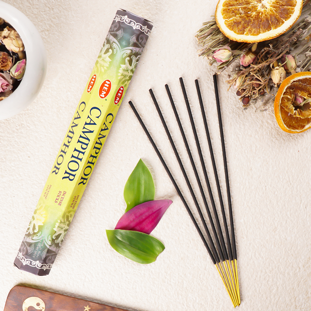 Hem Kafur Ağacı Çubuk Tütsü🍃
~Ortamda enerji dengelemesi yapar.
~Kötü duygulardan uzaklaşmaya ve nefes almaya destek olur.
~Ortama ferah bir koku yayar.
~Uzun süreli sakinlik ve dinginlik sağlar.

#tütsü #kafur #kafurağacı #defne #defneağacı