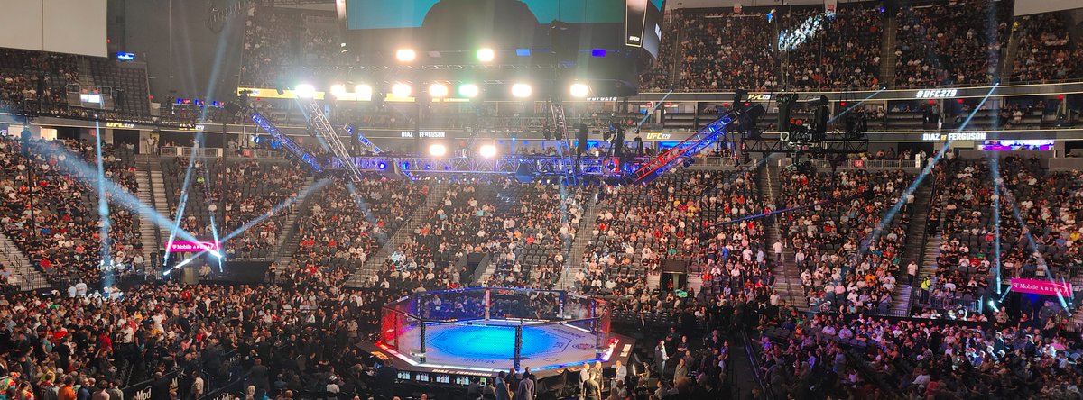 OnePlus_USA's tweet photo. This is what winning #20DaysOfGiveaways looks like!
Thanks to @ripp253 for the awesome footage!
There are still drawings left for Premium UFC tickets and Octagon Tour, PPV codes, the OnePlus Nord N20 5G smartphone, and more.
➡️ https://t.co/CbntGIRuoG https://t.co/WHWEawKDwQ