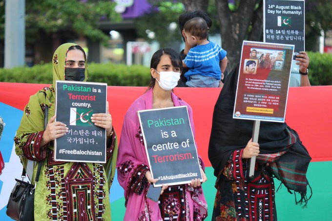 vivek92manhas's tweet photo. Pak Police took away #Baloch students after they allegedly celebrated #Pakistan’s loss in the #AsiaCup2022 final match. 
#FreeBalochitan #Balochistan #notaxwithoutselfrule #Balochistanfloods2022 #BalochNotPak https://t.co/mnf2SvPeGg
