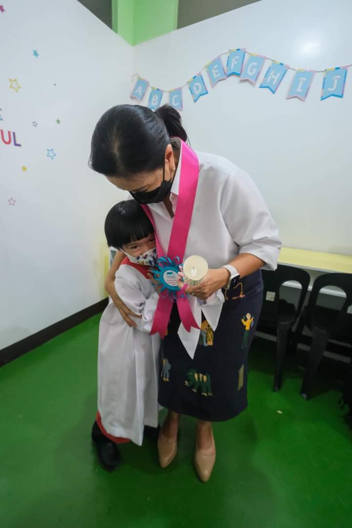 alwaysleonor's tweet photo. "This cute sacristan looked so solemn while assisting the priest during the blessing --- then he broke into "Ang Presidente!" with much gusto!" - Atty Leni

♥︎♥︎ https://t.co/ClbeBjksfE