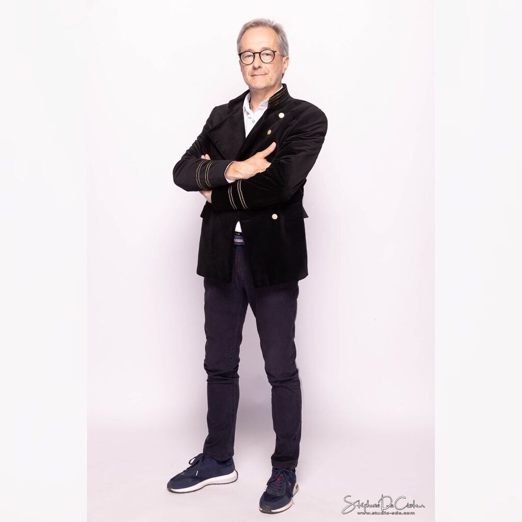 studiosdc's tweet photo. @brice_depasse a également eu droit à sa photo de classe pour la rentrée de  #nostalgiebelgique 
#photography #studioshooting #studiophotography #portraitphotography #portrait #photographer #photographe #photographie #journaliste #photodepresse https://t.co/DKbYmmmQ2u https://t.co/HaprZ2dSAN