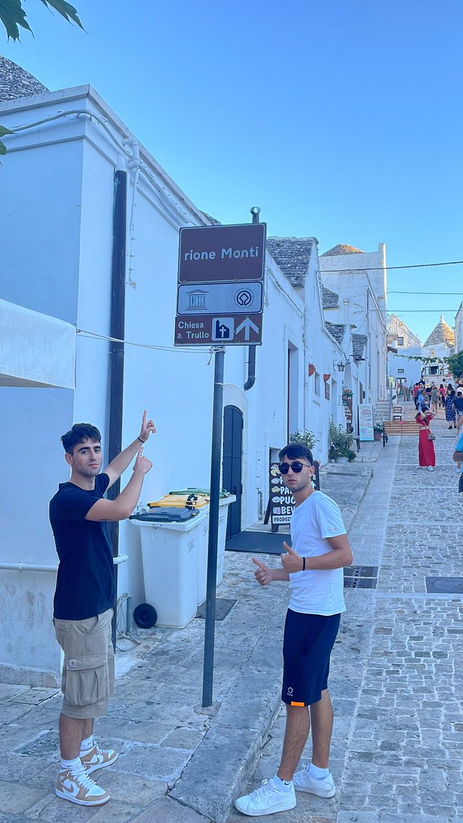 Ziola___'s tweet photo. In quel di rione monti #montinaroisoverparty #alberobellomachefai #dammnesullazz https://t.co/hslm4svYyM