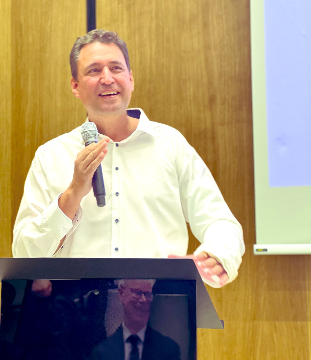 LegalTechColab's tweet photo. „Wir starten das Legal Tech Colab zu genau der richtigen Zeit. Viele Kanzleien beschäftigen sich mit dem Thema, viel Investment geht in Startups. Genau da wollen wir jetzt unterstützen.“ Justizminister Georg Eisenreich, Förderer und Ideengeber, eröffnet das Colab vor vollem Haus. https://t.co/EwZ4qImwKO