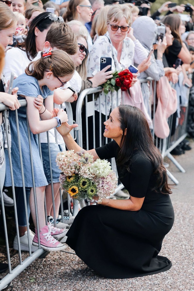 MeghanMarkleFr's tweet photo. #NEWS #PHOTOS | 𝟏𝟎 𝐬𝐞𝐩𝐭𝐞𝐦𝐛𝐫𝐞 𝟐𝟎𝟐𝟐 » Lors du bain de foule devant le château de Windsor, la duchesse de Sussex ( #MeghanMarkle ) a pris plus de temps pour saluer et parler aux enfants de la foule venue rendre hommage à la reine Elizabeth II. https://t.co/jue8ZqYRvk