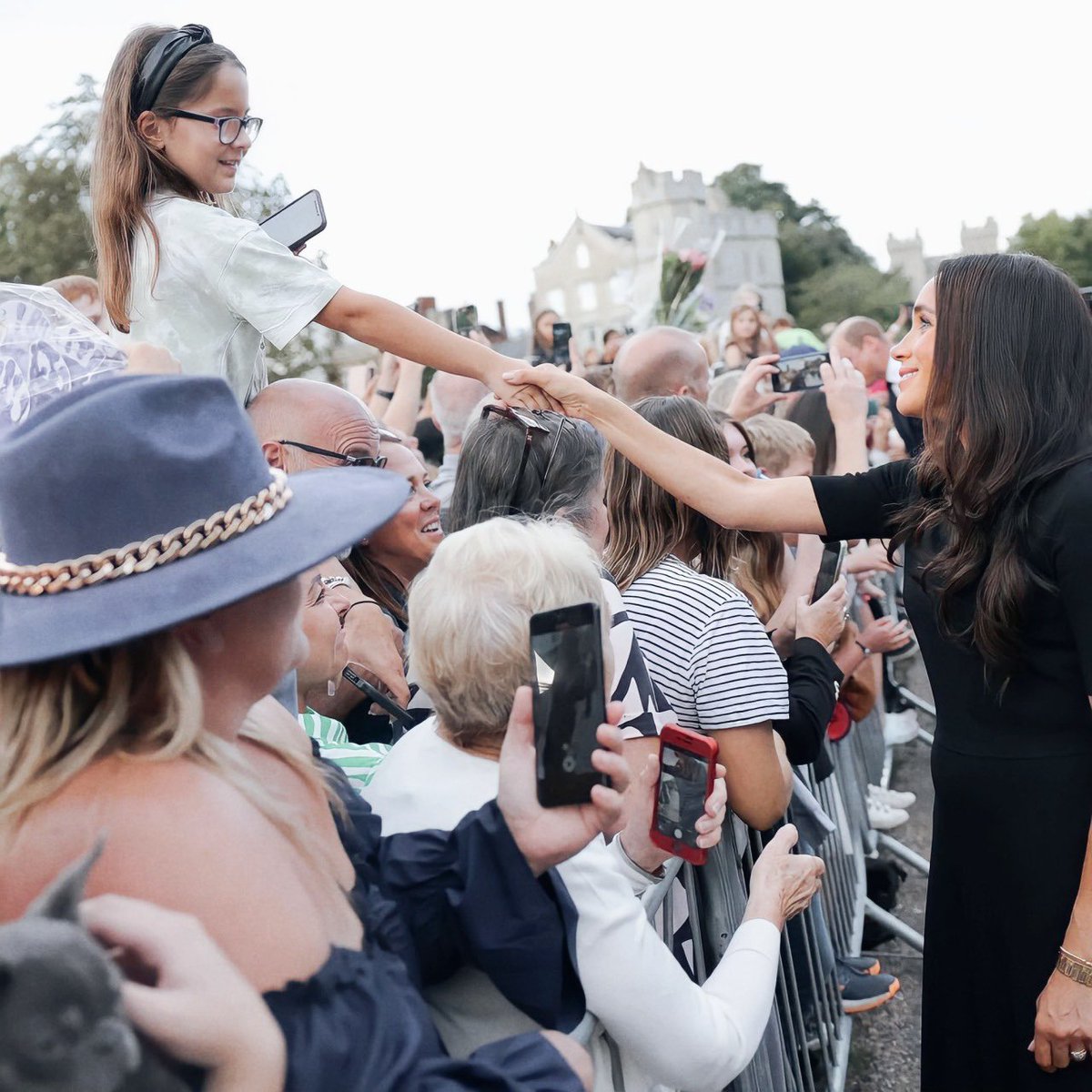 MeghanMarkleFr's tweet photo. #NEWS #PHOTOS | 𝟏𝟎 𝐬𝐞𝐩𝐭𝐞𝐦𝐛𝐫𝐞 𝟐𝟎𝟐𝟐 » Lors du bain de foule devant le château de Windsor, la duchesse de Sussex ( #MeghanMarkle ) a pris plus de temps pour saluer et parler aux enfants de la foule venue rendre hommage à la reine Elizabeth II. https://t.co/jue8ZqYRvk