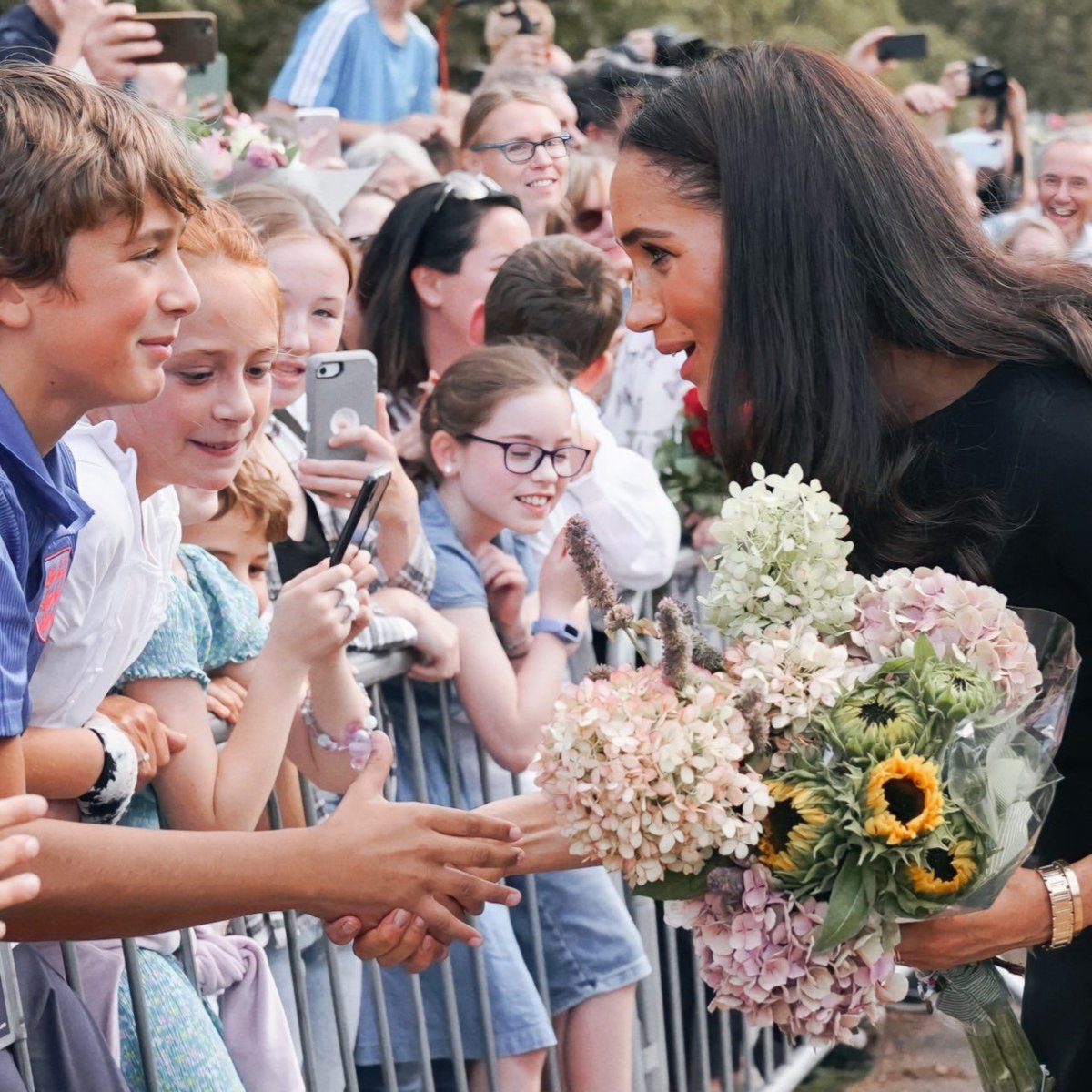 MeghanMarkleFr's tweet photo. #NEWS #PHOTOS | 𝟏𝟎 𝐬𝐞𝐩𝐭𝐞𝐦𝐛𝐫𝐞 𝟐𝟎𝟐𝟐 » Lors du bain de foule devant le château de Windsor, la duchesse de Sussex ( #MeghanMarkle ) a pris plus de temps pour saluer et parler aux enfants de la foule venue rendre hommage à la reine Elizabeth II. https://t.co/jue8ZqYRvk