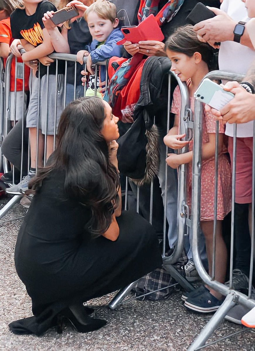MeghanMarkleFr's tweet photo. #NEWS #PHOTOS | 𝟏𝟎 𝐬𝐞𝐩𝐭𝐞𝐦𝐛𝐫𝐞 𝟐𝟎𝟐𝟐 » Lors du bain de foule devant le château de Windsor, la duchesse de Sussex ( #MeghanMarkle ) a pris plus de temps pour saluer et parler aux enfants de la foule venue rendre hommage à la reine Elizabeth II. https://t.co/jue8ZqYRvk