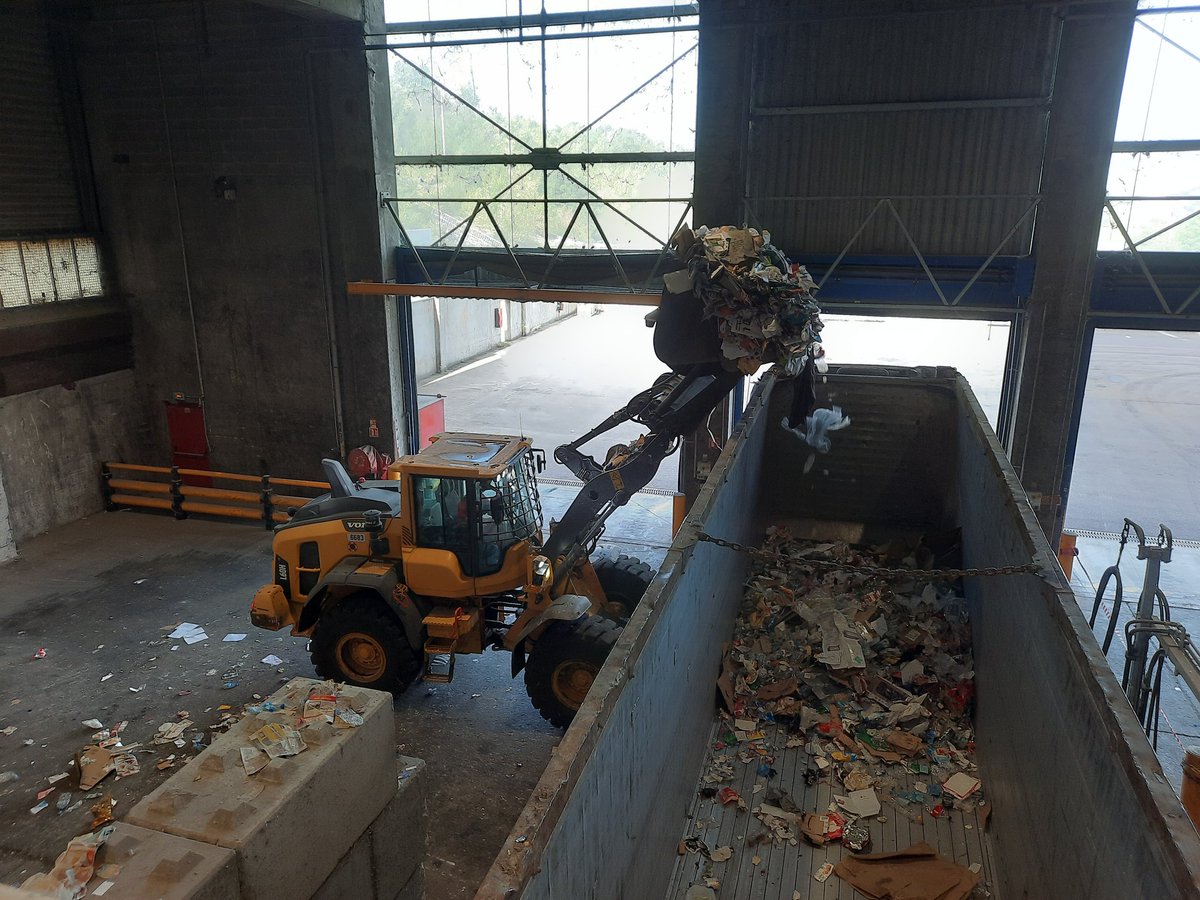 ch_hasenfratz's tweet photo. Aujourd'hui visite de #Valene notre centre de transfert des déchets équipement @CUGPSEO
Une de mes collègues a immortalisé le moment 🌝
#AmbassadeurDeTri
Chargement d'un camion de déchets recyclables. https://t.co/1QhOunO91c