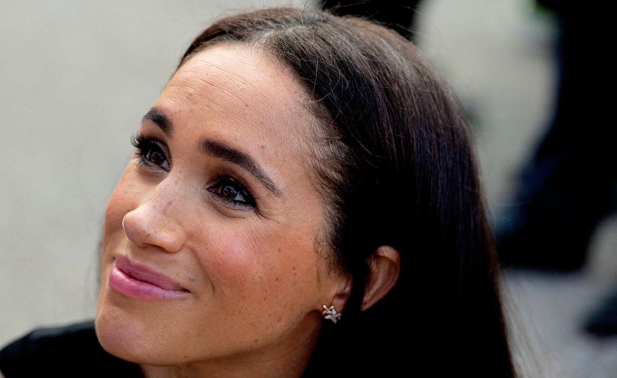 MeghanMarkleFr's tweet photo. #NEWS #PHOTOS | 𝟏𝟎 𝐬𝐞𝐩𝐭𝐞𝐦𝐛𝐫𝐞 𝟐𝟎𝟐𝟐 » Lors du bain de foule devant le château de Windsor, la duchesse de Sussex ( #MeghanMarkle ) a pris plus de temps pour saluer et parler aux enfants de la foule venue rendre hommage à la reine Elizabeth II. https://t.co/Q94Wvswmy4