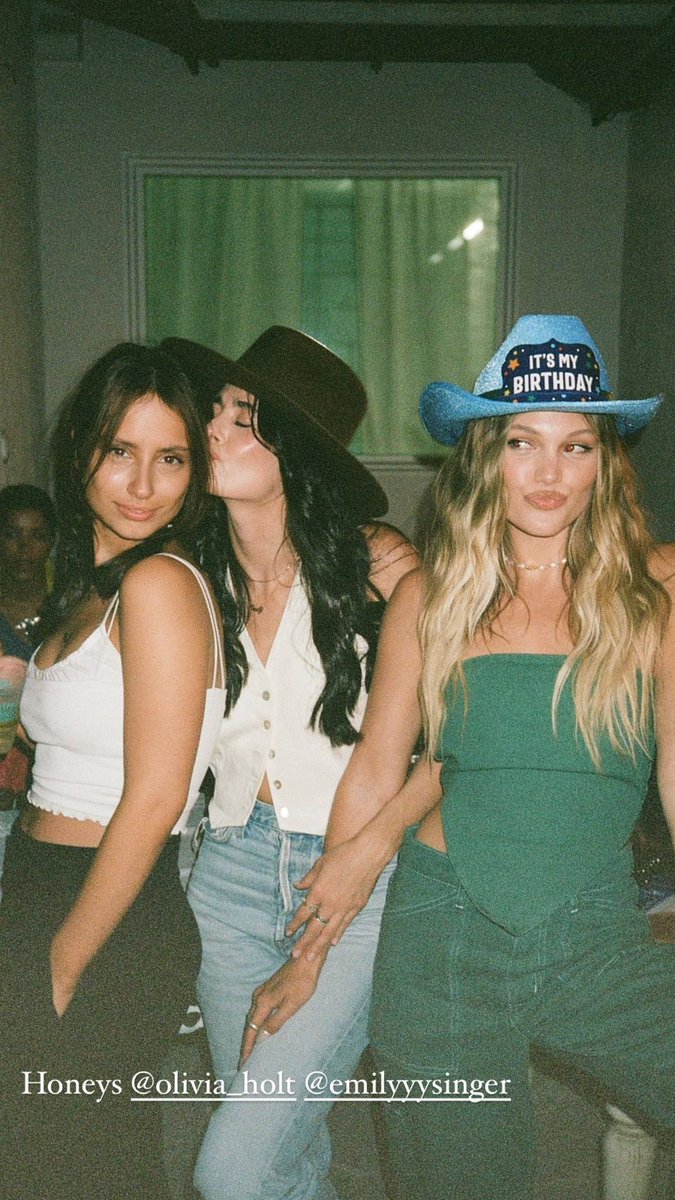 oliviaholtarg's tweet photo. 📸 Olivia Holt con sus amigas Shira  Weiss y Emily Lauren celebrando su cumpleaños en Los Ángeles. - 05/08/22. https://t.co/uaf17a86id