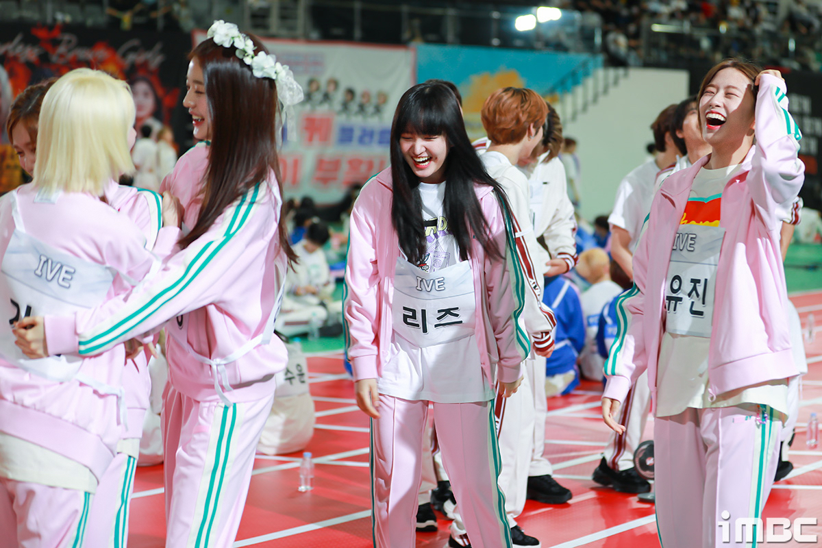 imbcenews's tweet photo. 아이브, '러브다이브' 챌린지 폭소 (아육대 B하인드) #아육대 #아이브 #IVE #장원영 #안유진 #이서 #리즈 #가을[움짤+직찍 15장]
https://t.co/0E6vREW3et https://t.co/SRS9E7y9KU