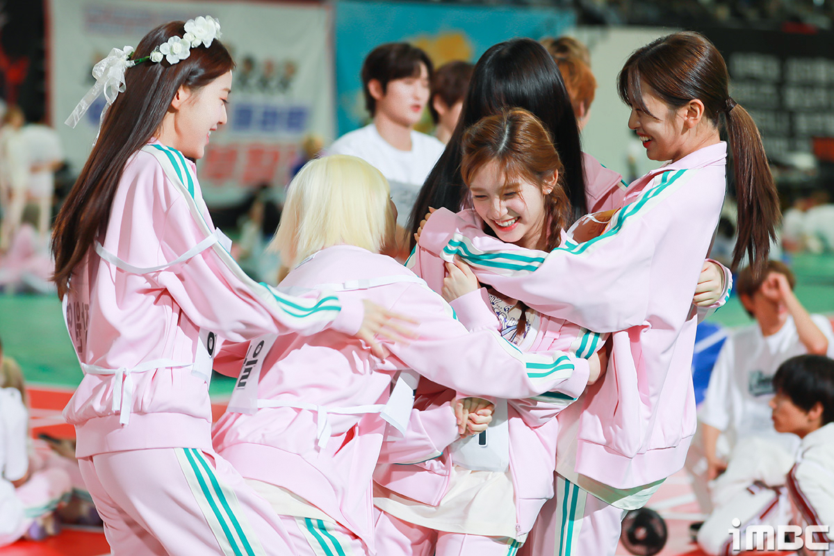 imbcenews's tweet photo. 아이브, '러브다이브' 챌린지 폭소 (아육대 B하인드) #아육대 #아이브 #IVE #장원영 #안유진 #이서 #리즈 #가을[움짤+직찍 15장]
https://t.co/0E6vREW3et https://t.co/SRS9E7y9KU