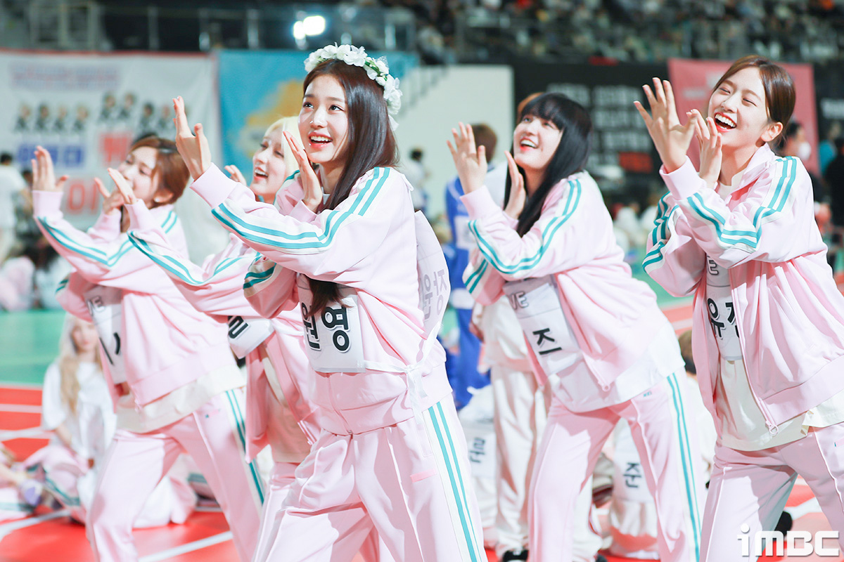 imbcenews's tweet photo. 아이브, '러브다이브' 챌린지 폭소 (아육대 B하인드) #아육대 #아이브 #IVE #장원영 #안유진 #이서 #리즈 #가을[움짤+직찍 15장]
https://t.co/0E6vREW3et https://t.co/SRS9E7y9KU
