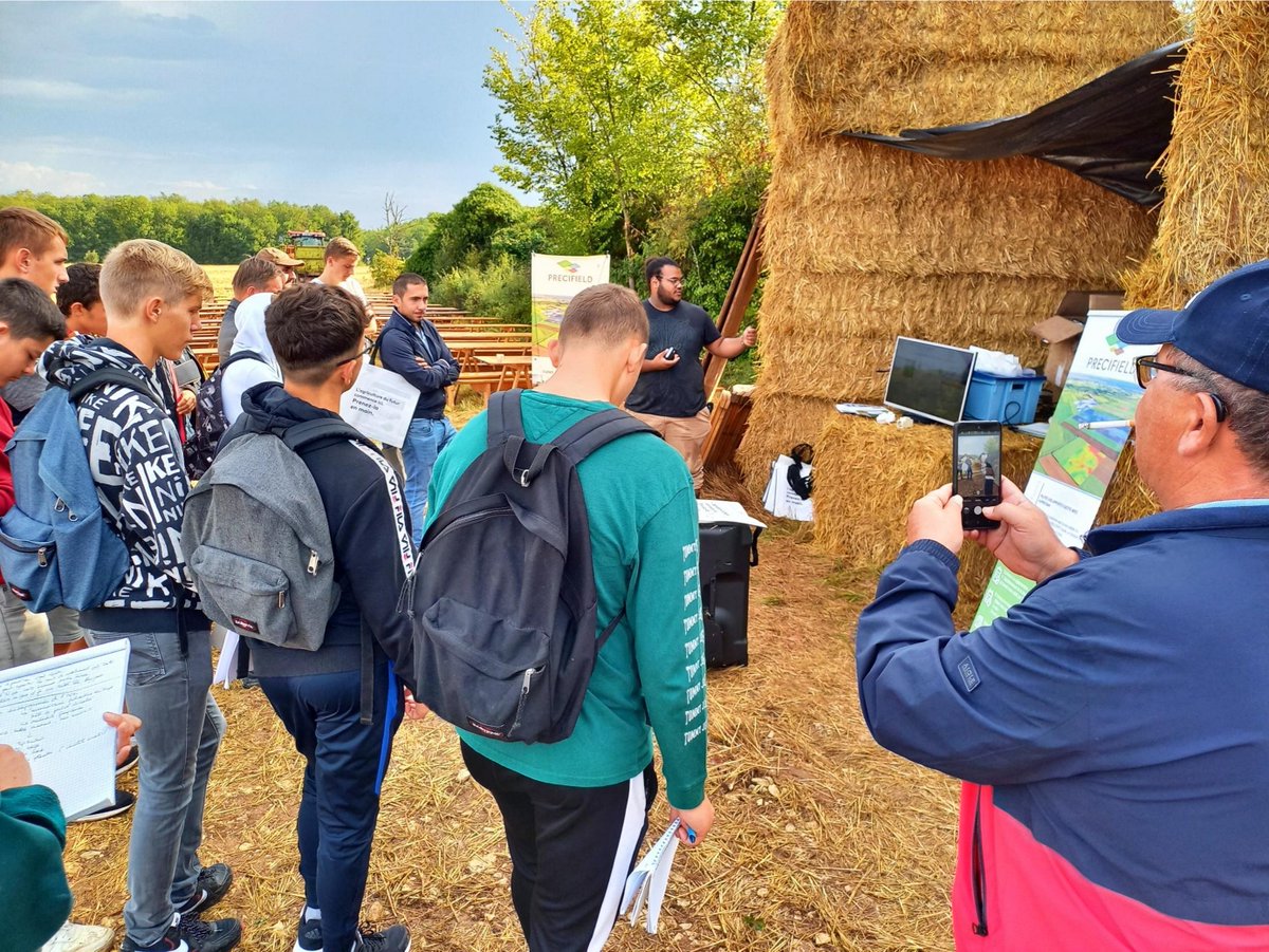 Raph_3055's tweet photo. Le 01/09, notre négoce CGL situé à Pouant (86), a réalisé une journée centrée sur l'agriculture de précision. Les agriculteurs ont pu découvrir les OAD Xarvio et Précifield mais également les concessions du secteur. 
#precifield #xarviofieldmanager #agriculturedeprecision https://t.co/YoFHo2uJT9