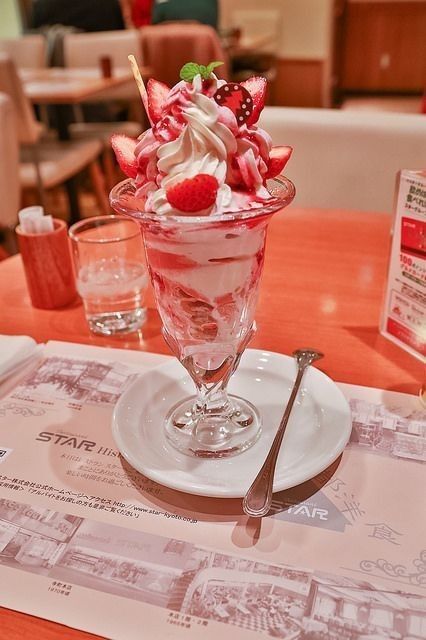 sweetxdessert's tweet photo. Strawberry parfait https://t.co/eVszUDP0Kb