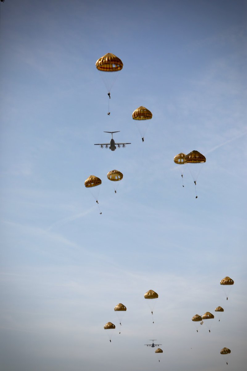 Belgian_Army's tweet photo. #StormTide22
Na insertie via de lucht (sprong uit een #A400M) op het vliegveld van #WEELDE, beveiligen de paracommando's van het #SORegt de site alvorens hun opdracht verder te zetten; het in veiligheid brengen van expats. https://t.co/084cUZaNMx