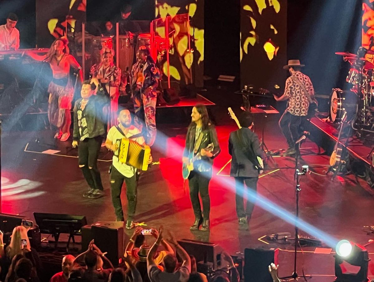 JPPrieto85's tweet photo. #LosPrieto & #LosHarrises saw @carlosvives put on another amazing show! 💛💛💙❤️ 🇨🇴#DespuesDeTodoVives #VivaColombia #VivaElVallenato #ElRockDeMiPueblo @MVP3830 @JoshJHarris https://t.co/6XoY6suX6l