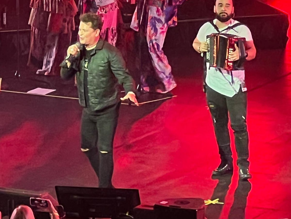JPPrieto85's tweet photo. #LosPrieto & #LosHarrises saw @carlosvives put on another amazing show! 💛💛💙❤️ 🇨🇴#DespuesDeTodoVives #VivaColombia #VivaElVallenato #ElRockDeMiPueblo @MVP3830 @JoshJHarris https://t.co/6XoY6suX6l