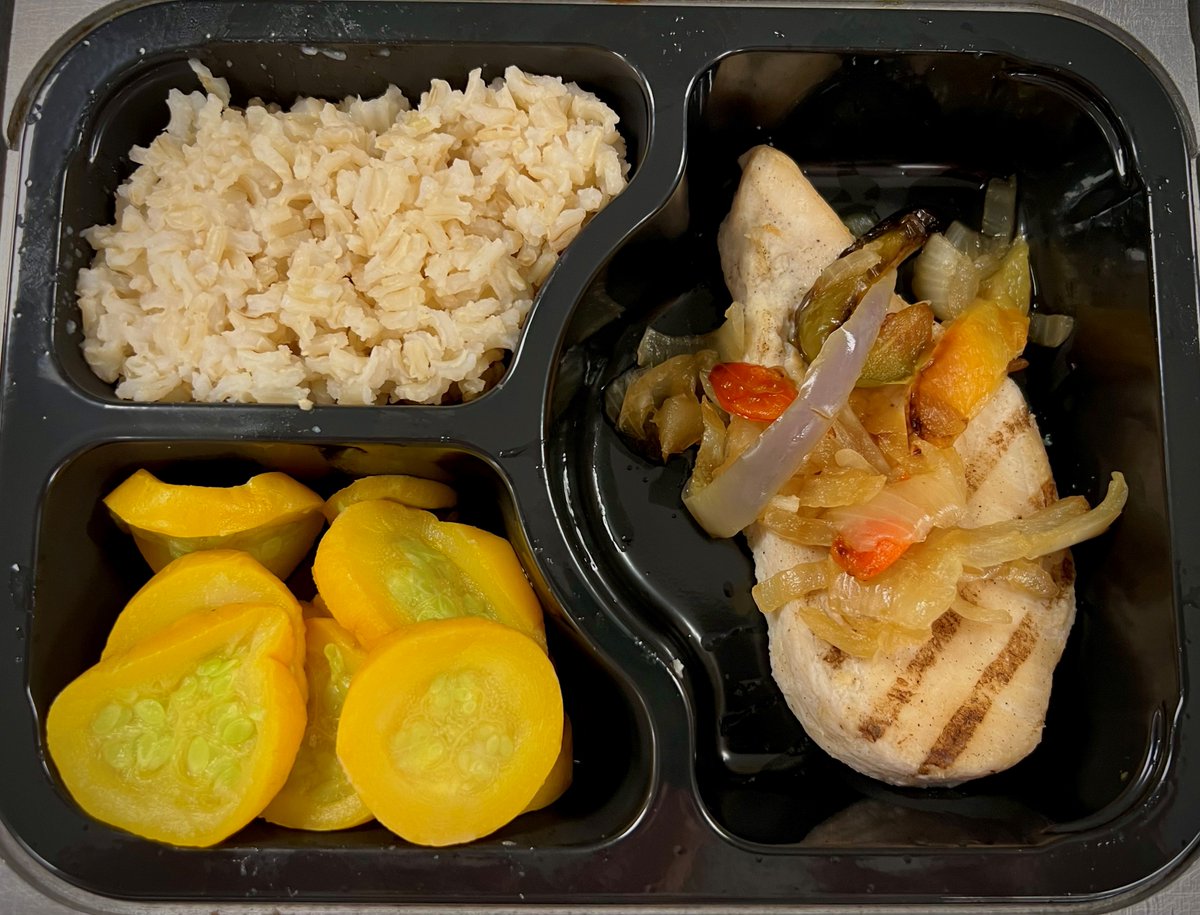 mowglv's tweet photo. Fresh and hot off of the line! We have created a brand new 10-week menu for our clients can enjoy. Today's meal is our new chicken with roasted peppers &amp; onions. Served alongside brown rice and fresh yellow squash. We think this flavorful, delicious meal will be a new hit! #yum https://t.co/zD78WJ5A3A