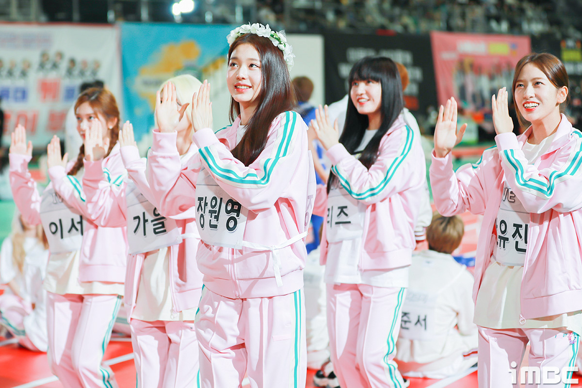 imbcenews's tweet photo. 아이브, '러브다이브' 챌린지 폭소 (아육대 B하인드) #아육대 #아이브 #IVE #장원영 #안유진 #이서 #리즈 #가을[움짤+직찍 15장]
https://t.co/0E6vREW3et https://t.co/SRS9E7y9KU