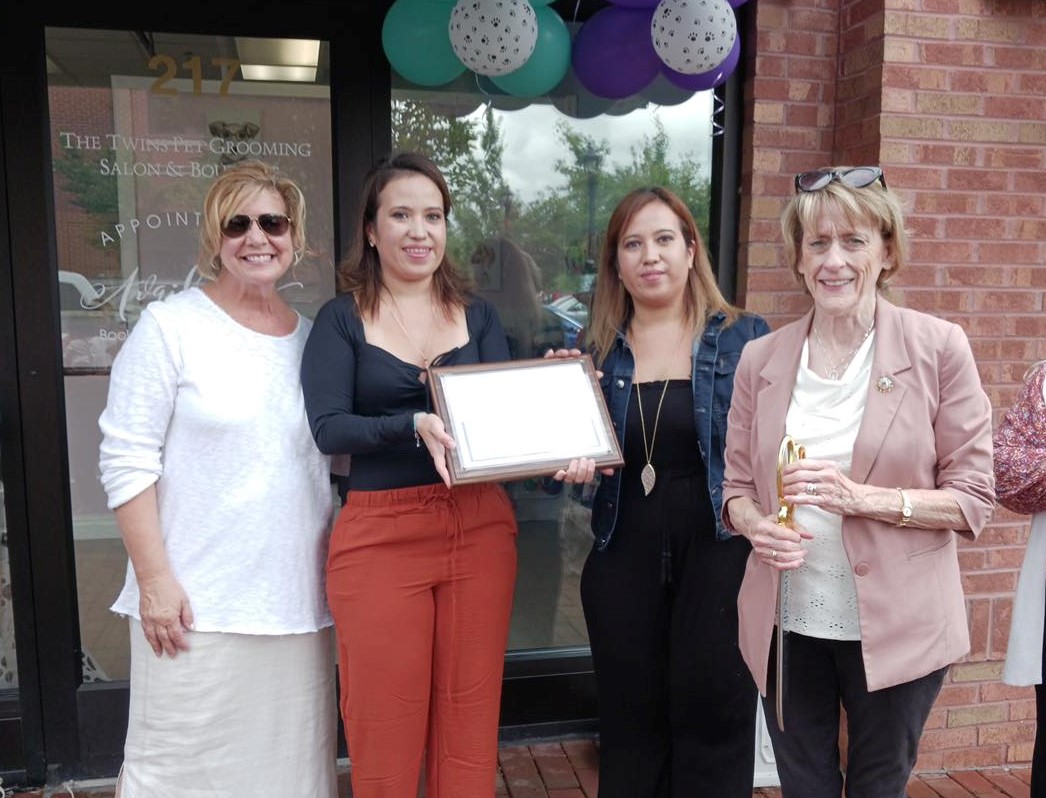 LeesburgEconDev's tweet photo. A ribbon cutting was held on Saturday, September 10 to celebrate the grand opening of Twins Pet Grooming Salon &amp; Boutique >> https://t.co/T6hCT5eSMN #newbusiness #ribboncutting #townofleesburg #leesburgva https://t.co/SuIljcM88n