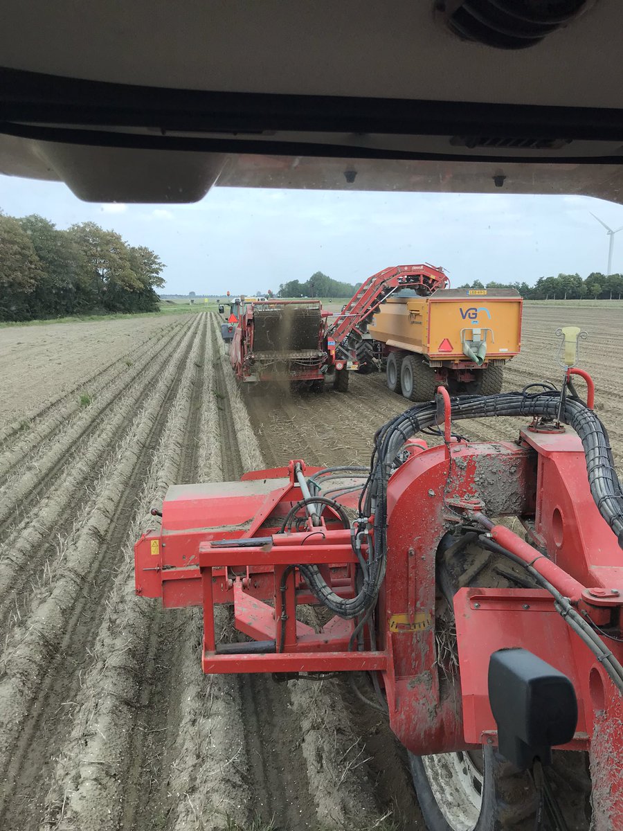 djansen0601's tweet photo. Vandaag even een versnelling erbij, aardappel rooien 2,0 met @JanAppelman https://t.co/GjGZjJ8muj
