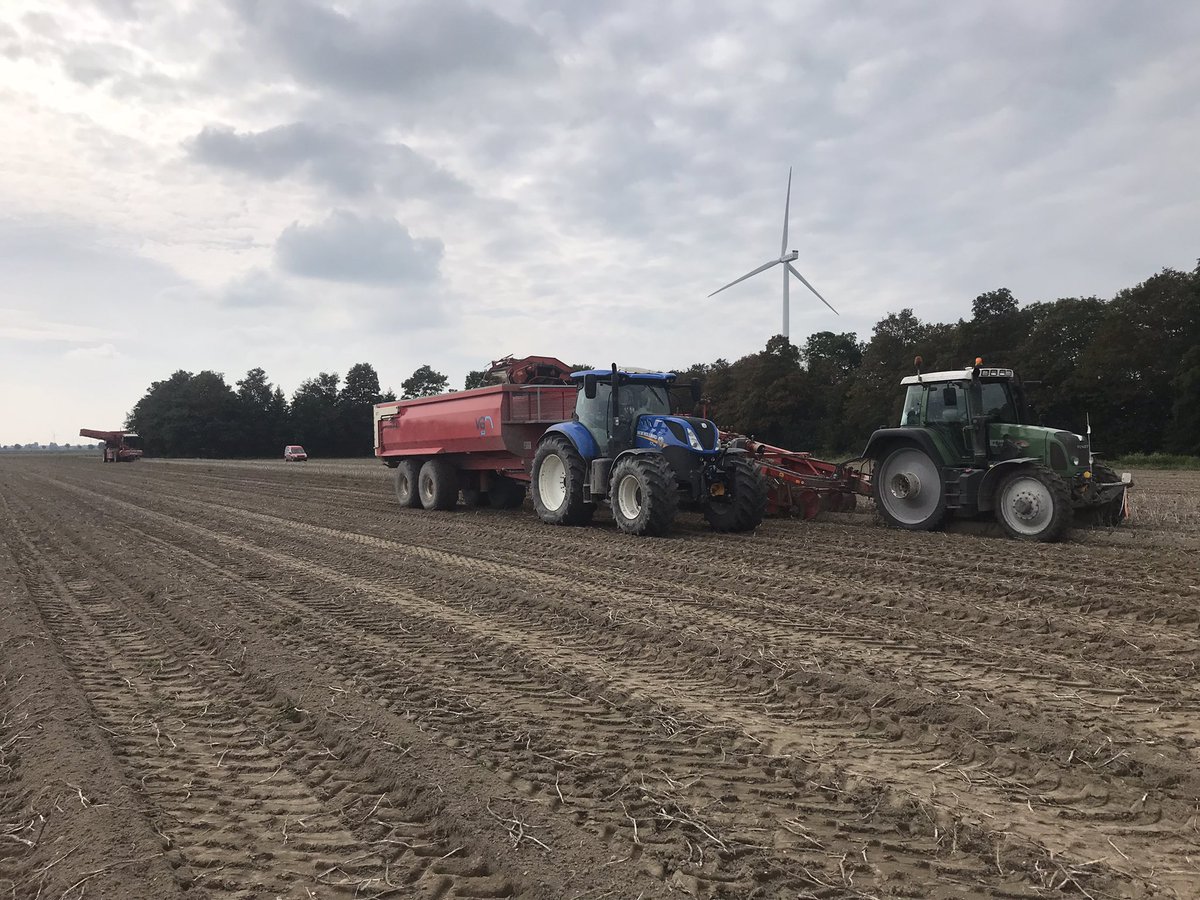 djansen0601's tweet photo. Vandaag even een versnelling erbij, aardappel rooien 2,0 met @JanAppelman https://t.co/GjGZjJ8muj