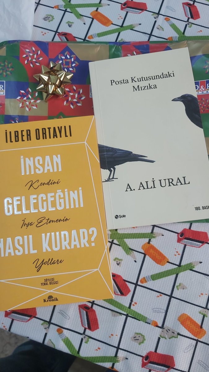 Ne ince velilerim var. Masamın üzerine bırakmışlar. Güzel bir eğitim öğretim yılı dinlemişler. Varlıklarına şükür. #ogretmenlerayrısmayacak