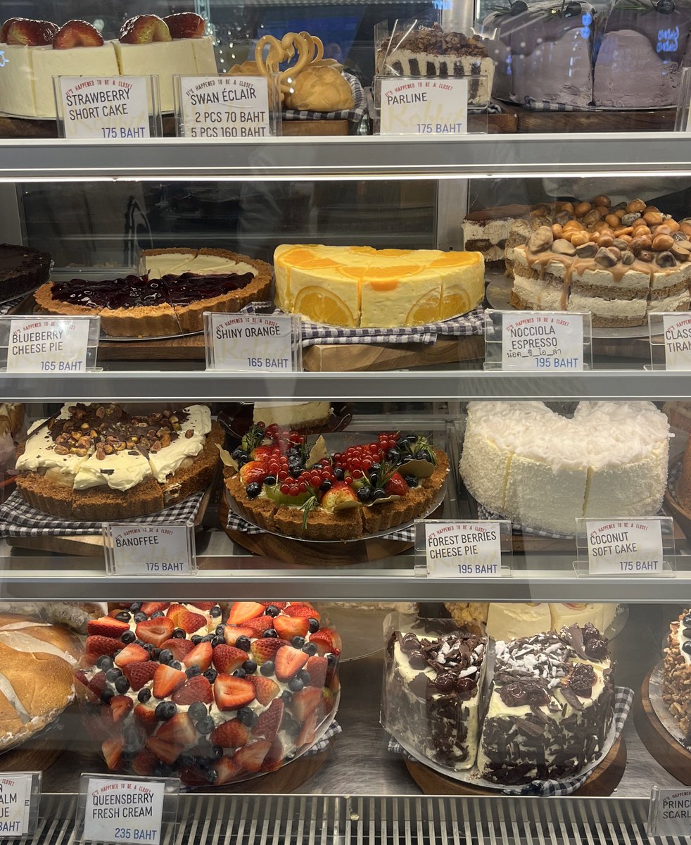 weirderday__'s tweet photo. it's happened to be a closet👚🍰🎂 เพิ่งเคยกินร้านนี้ครั้งแรกทั้งๆที่เดินผ่านตลอด🤤 เลือกไม่ไหวเค้กเยอะมากหน้าแน่นจุใจผลไม้สดลูกใหญ่ๆทั้งนั้น น่ากินหลายรสเลยอันเด็ดที่พีชสั่งคือ queenberry fresh cream อร่อยๆๆ ที่เลงไว้รอบหน้าคือพวก carrot cake,apple crumble,banoffe น่าโดนมั่ก🥹🍓 https://t.co/NqNdl8Qjuy