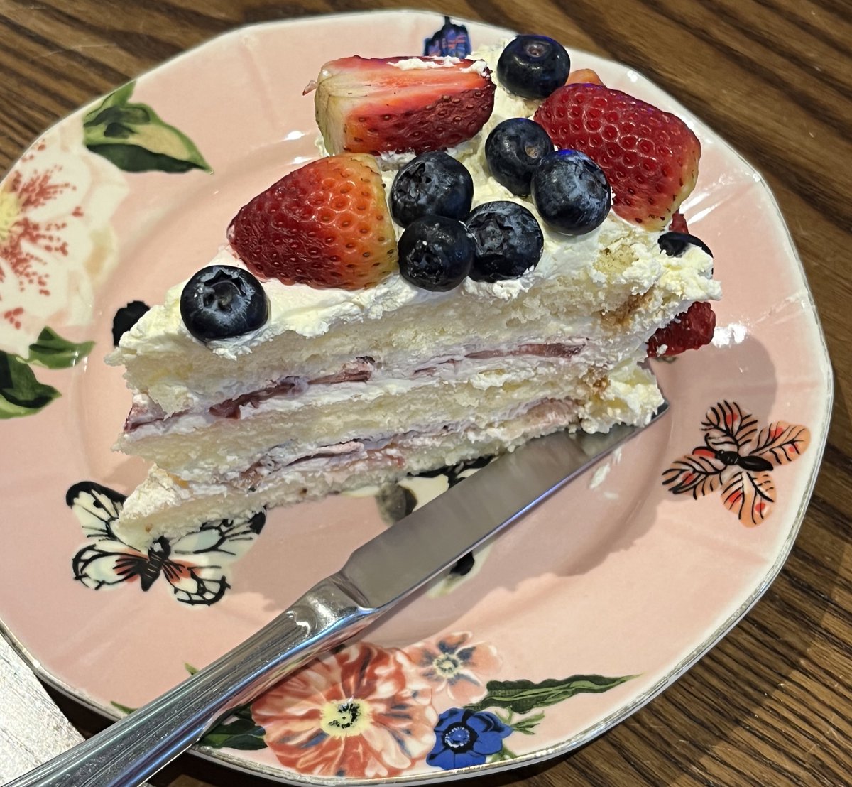 weirderday__'s tweet photo. it's happened to be a closet👚🍰🎂 เพิ่งเคยกินร้านนี้ครั้งแรกทั้งๆที่เดินผ่านตลอด🤤 เลือกไม่ไหวเค้กเยอะมากหน้าแน่นจุใจผลไม้สดลูกใหญ่ๆทั้งนั้น น่ากินหลายรสเลยอันเด็ดที่พีชสั่งคือ queenberry fresh cream อร่อยๆๆ ที่เลงไว้รอบหน้าคือพวก carrot cake,apple crumble,banoffe น่าโดนมั่ก🥹🍓 https://t.co/NqNdl8Qjuy