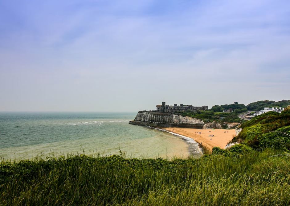 TheHolidayCots's tweet photo. October dates are available at the charming Harbourlights Cottage. Take an Autumnal stroll along Broadstairs seafront or simply relax in the cosy lounge.
🛌Sleeps 1-4
https://t.co/hxgZQnUR9d
#Broadstairs #Kent #HolidayCottage #Autumnal #Walking #OctoberDates #Relaxing #Cosy https://t.co/1JOQMyv7hU